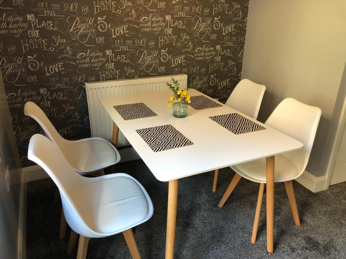 Hill House - 5 Mins Merry Hill - Perfect For Contractors & Families Holiday home Brierley Hill